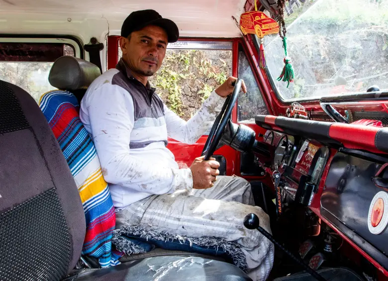 Juan Carlos Salinas compró una Nissan Patrol roja modelo 1979 en la que transporta la gente del pueblo; lo acompañan cinco estampitas de la Virgen. FOTO JULIO CÉSAR HERRERA