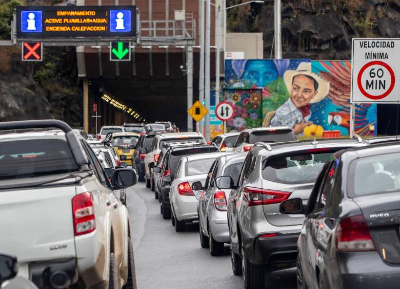Ante congestión a la altura del túnel de Oriente, las autoridades recomiendan tomar la Variente a Palmas. Foto: Juan Antonio Sánchez