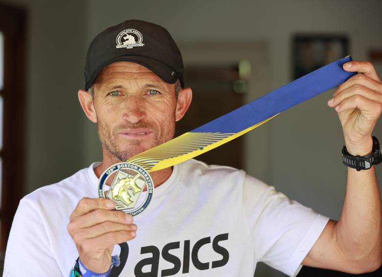 Juan Carlos mostrando la medalla obtenida en la Maratón de Boston, uno de los eventos de atletismo más importantes del mundo. Foto: Manuel Saldarriaga Quintero