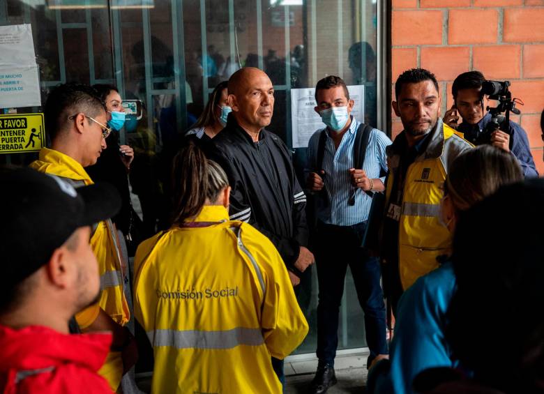 El profesor Héctor Lorduy (centro de negro), uno de los propietarios afectados que fue evacuado. FOTO: Camilo Suárez.