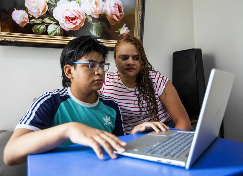 Jerónimo Benítez cursa octavo grado desde su vivienda gracias a EduCasa, el programa que derribó las barreras que le impedían estudiar. Hoy sueña con ser un programador. A su lado, su madre, Maritza Salazar. FOTO Julio César Herrera