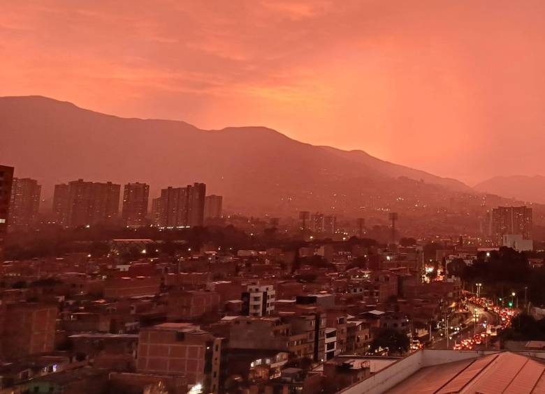 Así fue el atardecer en el Valle de Aburrá este miércoles, 12 de febrero de 2025. FOTO: Juan Antonio Sánchez