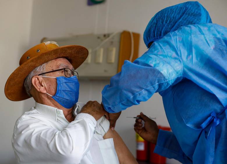 La tercera dosis para mayores de 60 años comenzó el fin de semana en Medellín. Su seguridad ha sido aprobada por la Organización Mundial de la Salud (OMS). FOTO Manuel Saldarriaga