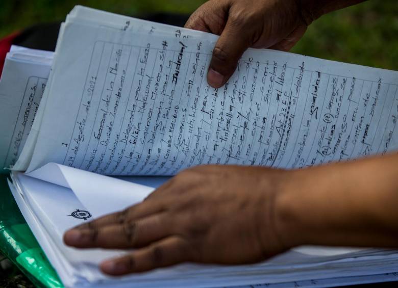 Alexánder tiene todos los documentos concernientes a su expediente judicial. FOTO Julio César Herrera