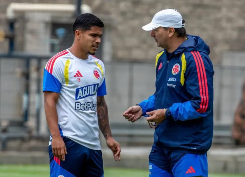 Néstor Lorenzo, entrenador de Colombia habla con El Cucho Hernández. FOTO: JUAN ANTONIO SÁNCHEZ