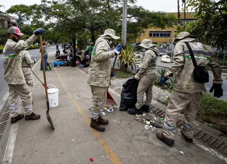 Operarios el área de ornato de la ciudad tratan de limpiar las zonas verdes en la zona. Foto: Julio César Herrera Echeverri.