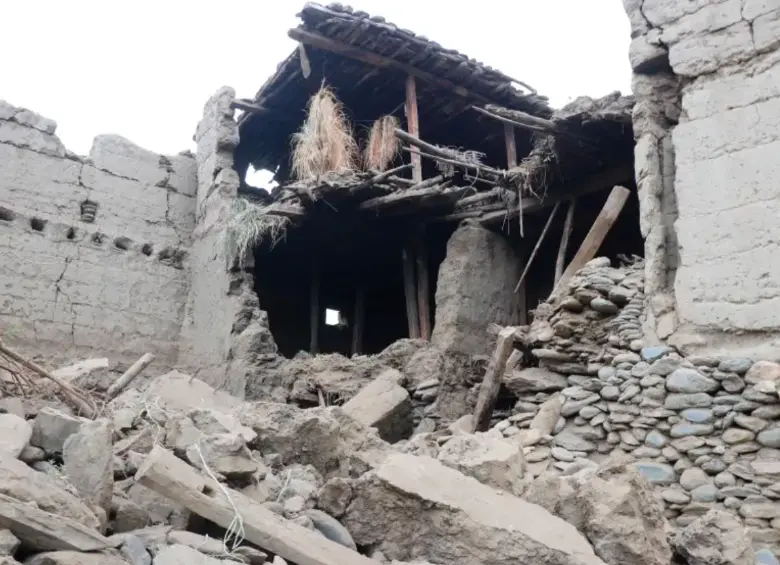 La mayoría de los afganos vive en casas de adobe, vulnerables a derrumbarse fácilmente con los sismos. FOTO: Xinhua