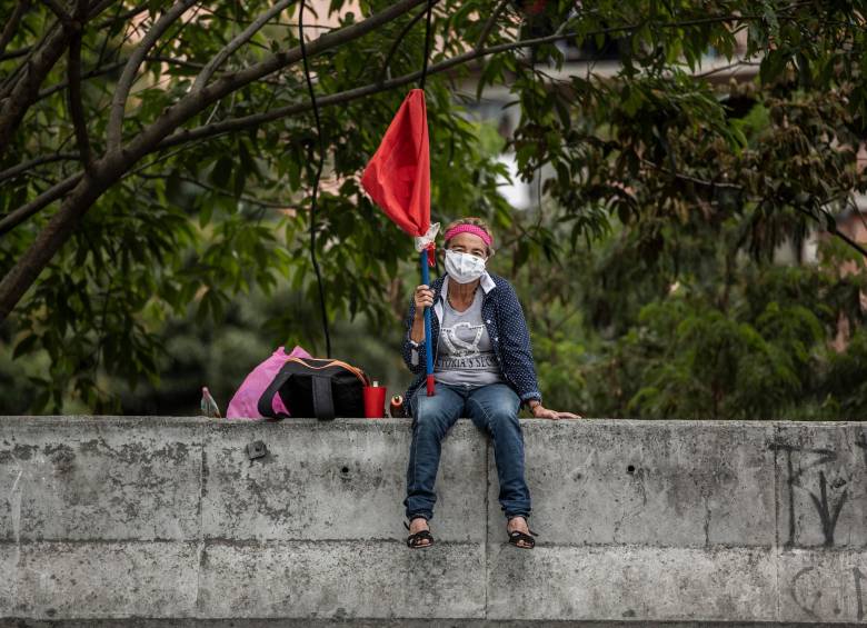 Se volvió costumbre durante esta pandemia que las personas agitaran un trapo rojo para significar la necesidad de recibir algún tipo de ayuda. Foto Camilo Suárez