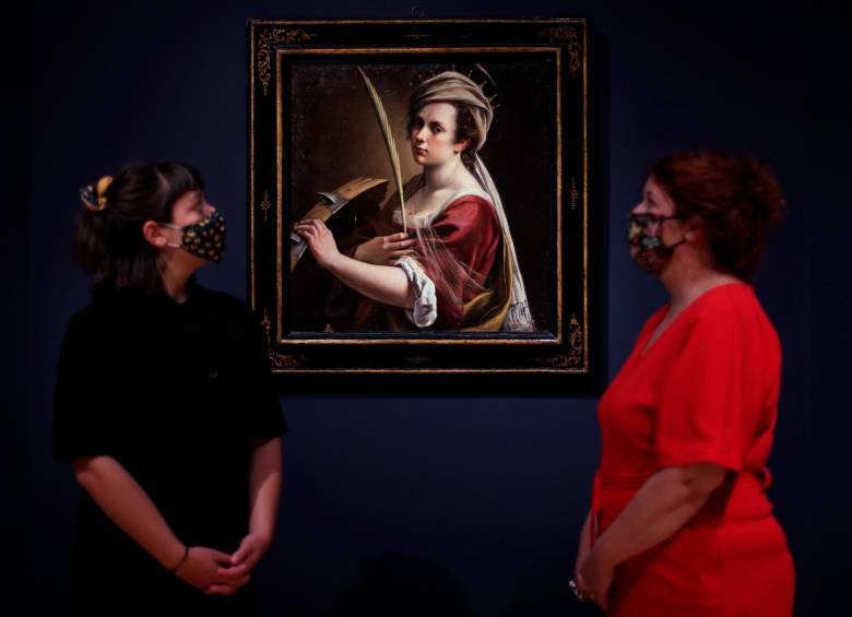 Mujeres observan una pintura de Artemisia Gentileschi en época de pandemia. FOTO Getty