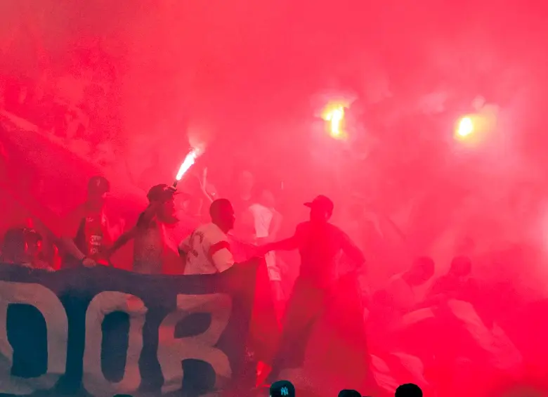 Vulnerando todas las recomendaciones de seguridad, los hinchas ingresaron toneladas de pólvora. Incluso fue usada en los desmanes después del encuentro y antes de la frustrada premiación. FOTO Camilo Suárez