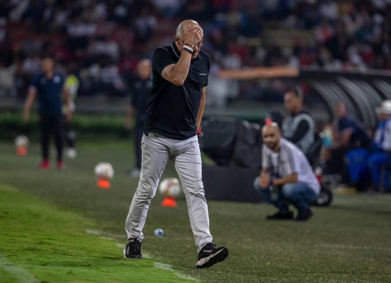 El entrenador uruguayo Alfredo Arias ha tenido tres pasos por el fútbol colombiano. Además de dirigir al Cali, estuvo al frente de Santa Fe y Medellín. FOTO: Juan Antonio Sánchez