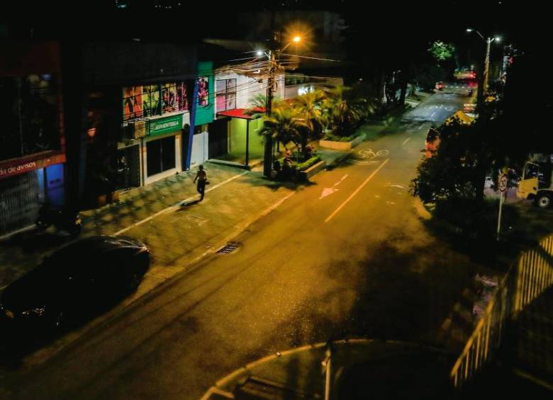 Así se ve al caer la noche Las Vegas entre el Politécnico y el puente de la calle 4 Sur. La situación se ha vuelto factor de riesgo para los transeúntes, sobre todo para los estudiantes del Inem. Foto: Jaime Pérez. 