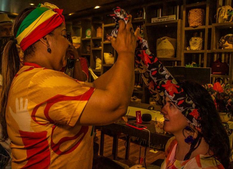 El proceso general para amarrar un turbante cartaguenero. Foto: Cristina Rodriguez.