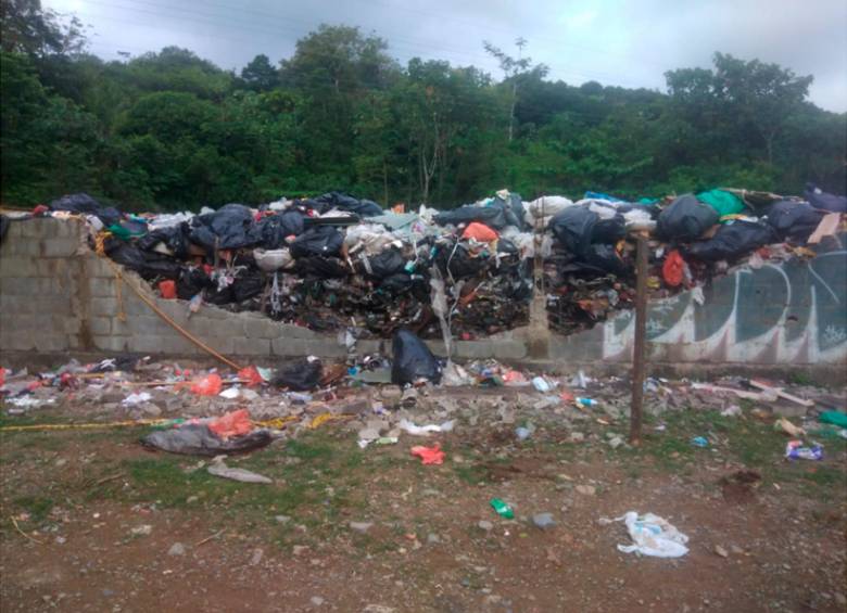 Así se ve el relleno sanitario del corregimiento de Capurganá, en Acandí, Chocó. Varias toneladas de basura quedaron a la vista de locales y turistas tras el desprendimiento de un muro. FOTO cortesía