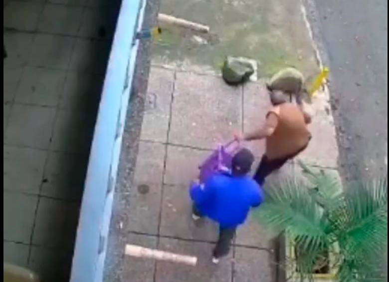 La Alcaldía busca a la mujer atacada para brindarle atención. IMAGEN TOMADA DEL VIDEO