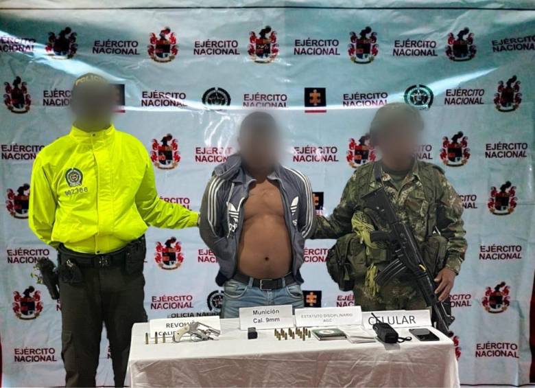 El hombre fue detenido por efectivos de la Policía y el Ejército. FOTO: Cortesía