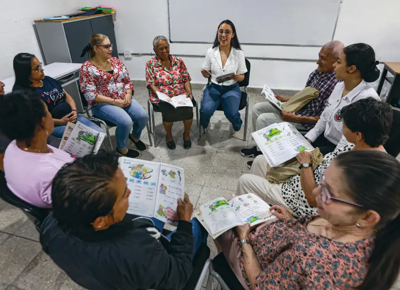 Los adultos mayores de Amagá, muchos que no sabían ni poner su firma, han mostrado evolución en sus procesos de lectura y escritura a través de esta iniciativa. FOTO MANUEL SALDARRIAGA