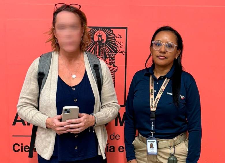 La mujer llegó este martes en la noche en un vuelo que llegó al aeropuerto internacional José María Córdova procedente de EE. UU. FOTO: MIGRACIÓN