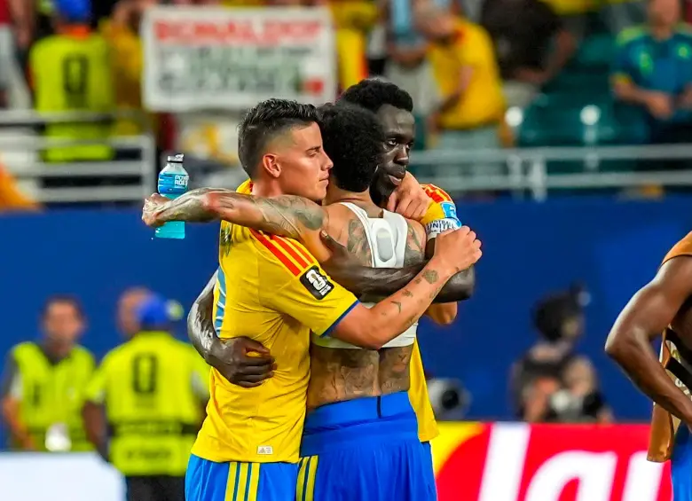 El futbolista colombiano Dávinson Sánchez fue una de las figuras del partido contra los lusos. En la foto se abraza con James Rodríguez y Daniel Muñoz. Foto: Juan Antonio Sánchez