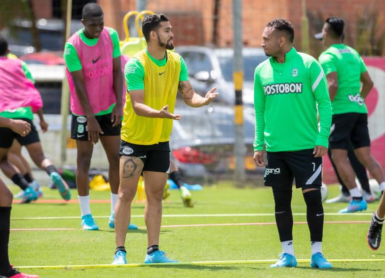 En los entrenamientos de Nacional se nota la camaradería que hay entre Andrés Andrade y Jarlan Barrera. Ese entendimiento se ha trasladado a los partidos. Se espera que hoy sean quienes guíen al equipo hacia la victoria como lo hicieron en el duelo anterior. FOTO Juan A. sánchez 