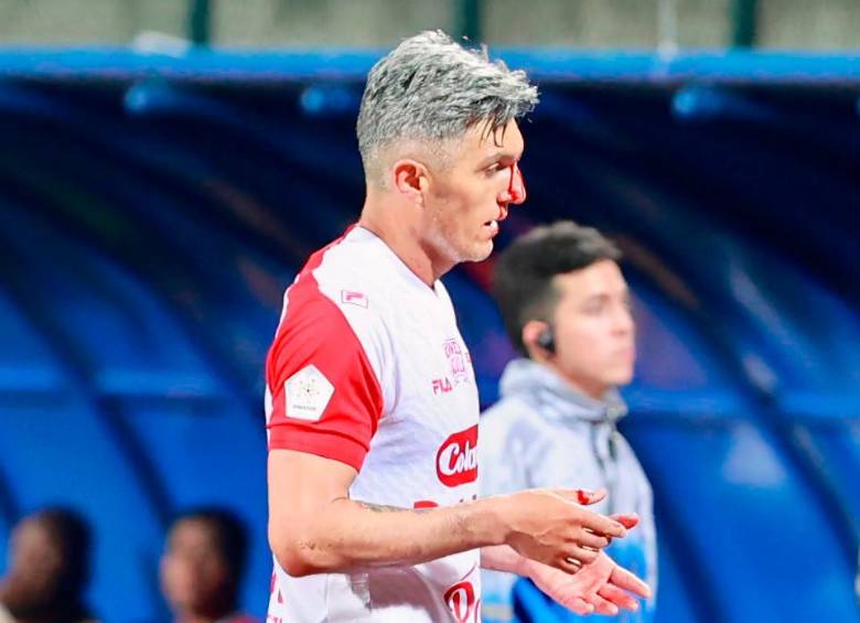 El futbolista cundinamarqués Daniel Torres, ahora en Santa Fe, tuvo un paso por el Medellín entre 2015 y 2016; así como otro entre 2022 y 2023. Foto: Manuel Saldarriaga