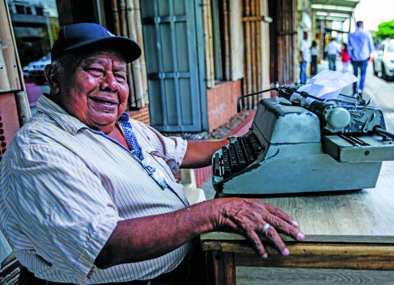 Guillermo tiene 77 años, y aún presta sus servicios como “tinterillo” en el centro de Medellín. FOTO Julio Herrera. 