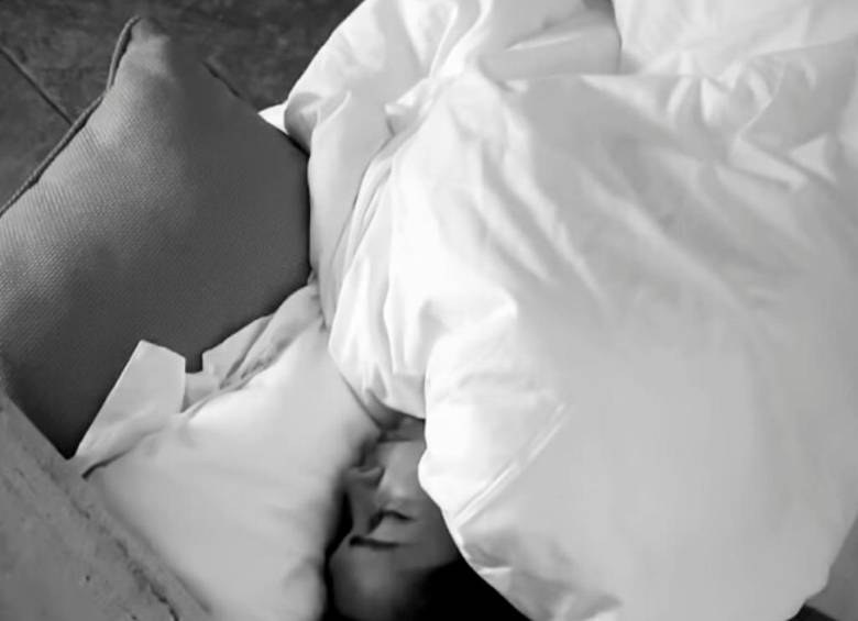 Rigo se las arregla para entrenar sin despertar a su familia, ¿cómo lo hace?