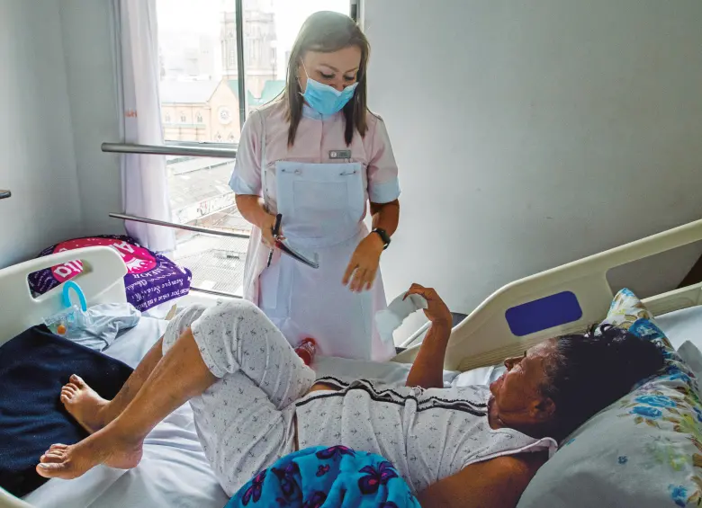 Las voluntarias se distribuyen en grupos que van un día a la semana para resolver necesidades de los pacientes o brindarles acompañamiento a los que no tienen acudiente. FOTO Julio César Herrera