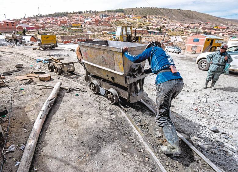 12 mil mineros siguen trabajando en Cerro Rico sin las condiciones de seguridad y sin pensión. Al morir, sus hijos continúan la labor. FOTO Getty