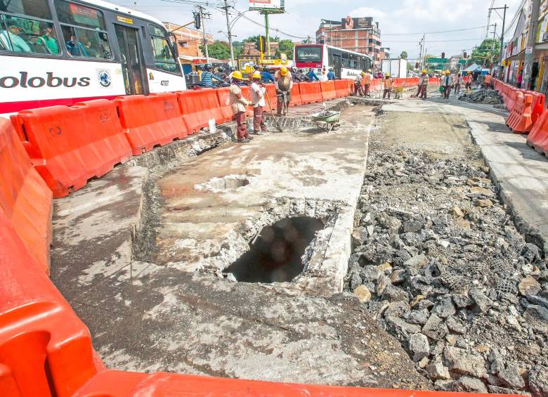 Este daño no solo tiene afectada la movilidad, reduciendo todo a un carril, sino a los comerciantes del sector por temas de ruido y polvo.
