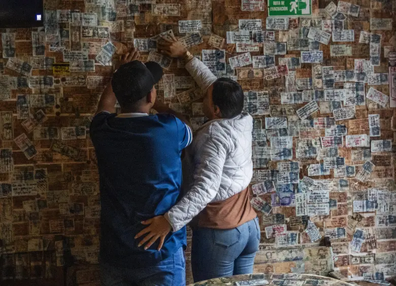 Clientes dejando uno de los billetes como recuerdo en el negocio. FOTO: Julio Herrera