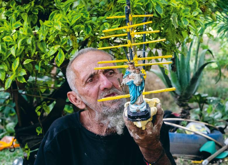Luis Eduardo Sanín es artesano, vive en la calle con su perra Luciana. Hace barcos para no olvidar su arte. FOTO Julio herrera