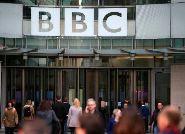 La madre del menor, en entrevista con The Sun, denunció que un reconocido presentador de la BBC le entregó dinero a su hijo a cambio de fotos pornográficas. La madre no especificó si su hijo, de 17 años, es niña o un niño. FOTO: AFP