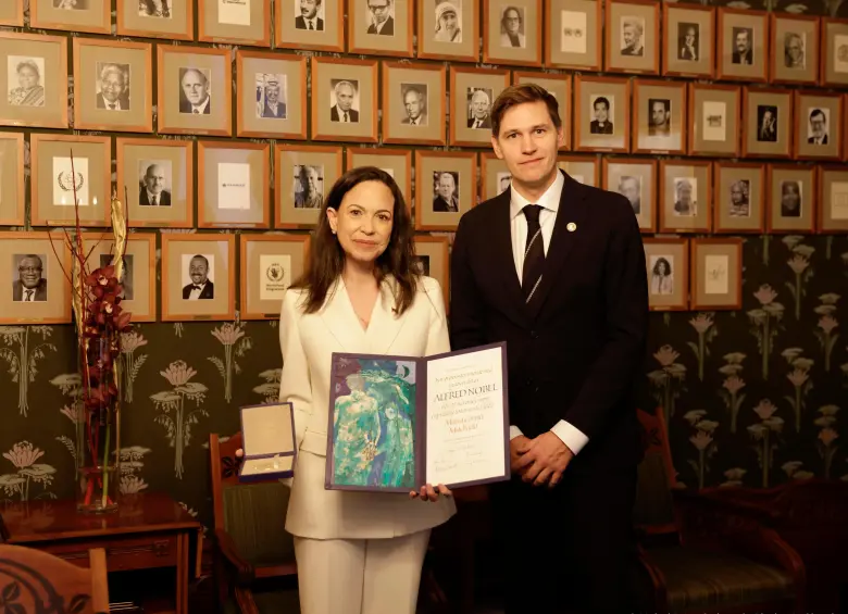 María Corina Machado y Jorgen Watne Frydnes, presidente del Comité del Premio Nobel, el 11 de diciembre, un día después de la ceremonia de premiación tras la llegada de la opositora a Oslo, Noruega. FOTO: Externos/Colprensa
