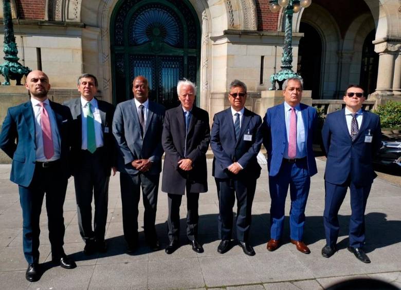 El abogado Arrieta, exmagistrado del Consejo de Estado (en la mitad de la foto) es uno de los dos agentes que, junto con otros seis abogados, reunió la Cancillería para tomar las riendas en el caso. FOTO CORTESÍA