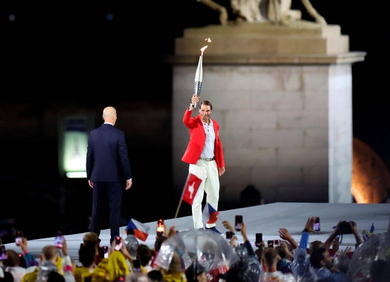 Rafael Nadal recibiendo la antorcha olímpica de manos de Zinedine Zidane. FOTO: Tomada de X @juegosolimpicos