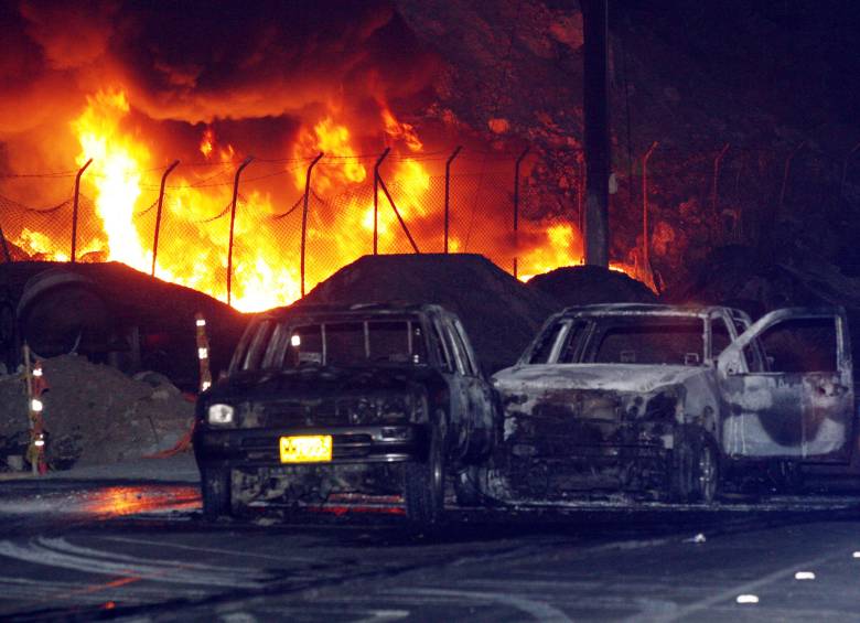 Cinco máquinas contra incendios controlaron la explosión ocurrida en Copacabana el 3 de agosto de 2007. FOTO: Archivo El Colombiano