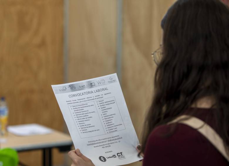 Acceder al mercado laboral exige, además de tener claros los objetivos que se quiere alcanzar, conocer cómo trabajar en el perfil profesional y sobresalir entre los demás candidatos. Foto: Camilo Suárez