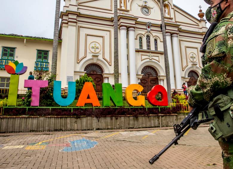 El cuerpo de la víctima fue bajado por sus dolientes desde la zona rural hasta la morgue del casco urbano de Ituango. FOTO: JUAN ANTONIO SÁNCHEZ.