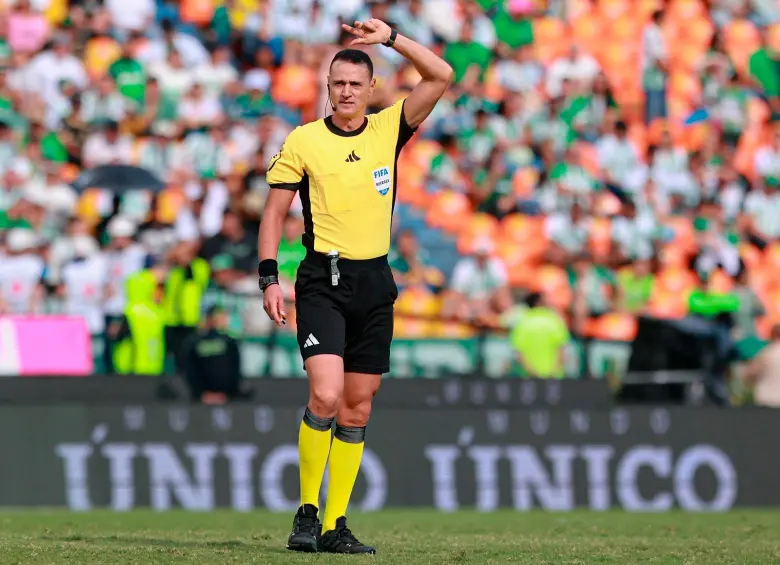 El árbitro Wilmar Roldán se recupera de una lesión y espera el alta médica el próximo martes. Aún no se sabe si podría dirigir en finales de Liga o Copa. FOTO MANUEL SALDARRIAGA.