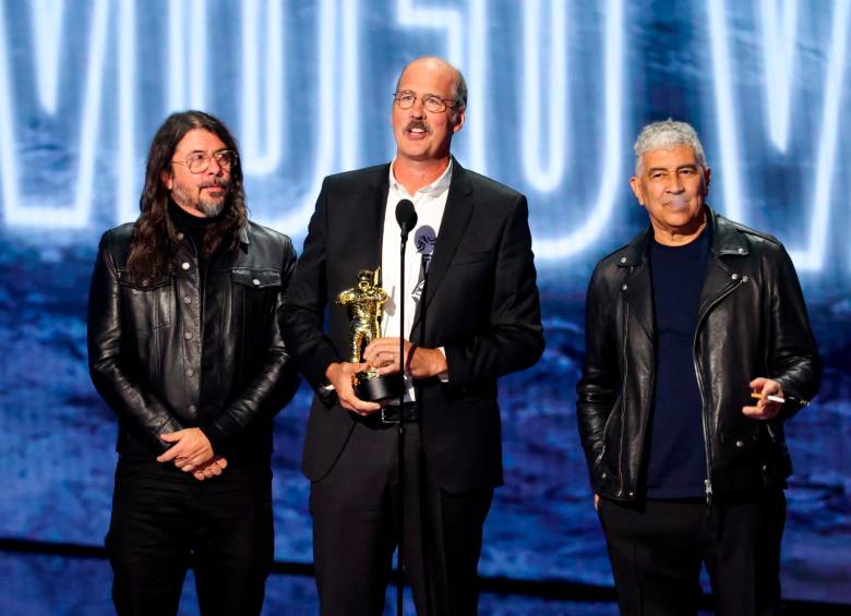Dave Grohl, Krist Novoselic y Pat Smear subieron a recibir el premio. A la derecha, Smear subió fumando. FOTO Getty