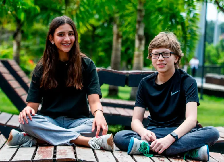 María del Mar Agudelo Mejía (izq.) y Efraín Pérez (der.), estudiantes de Medellín que integran la selección colombiana que competirá en la Olimpiada Internacional Juvenil de Ciencias en Rusia. FOTO Julio César Herrera