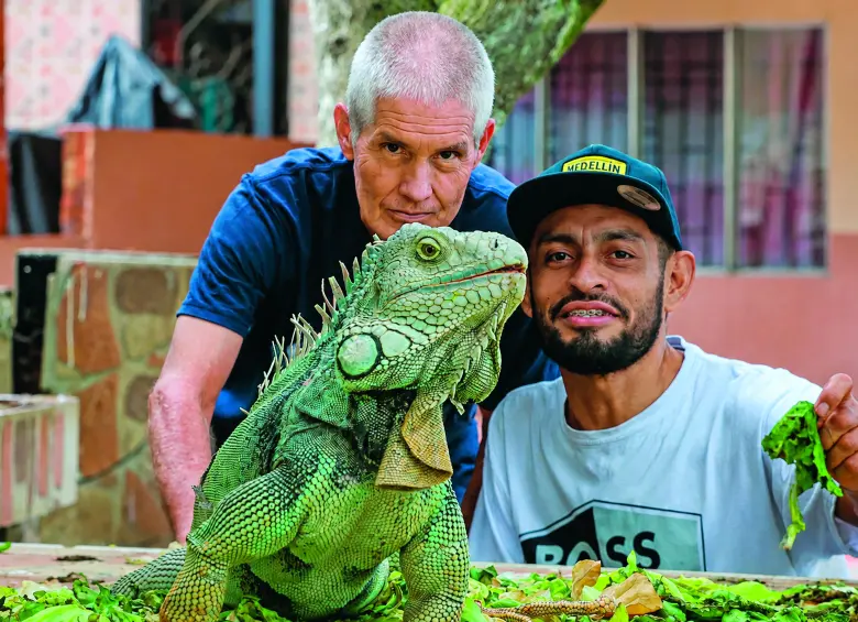 Guillermo López heredó el cuidado de las iguanas de su papá, Arturo López. Según sus cuentas, en el parque puede haber cerca de 50. En otras épocas, se podían contar hasta 100. FOTO Manuel Saldarriaga
