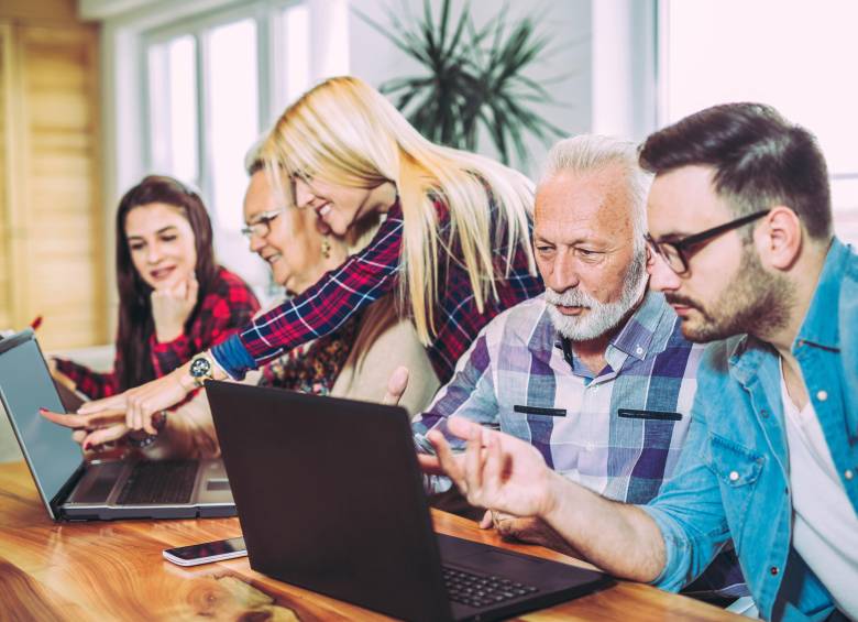 Baby boomers, generación X, millennials y centennials coexisten en oficinas físicas y virtuales, desafiando a las empresas a adaptar sus estrategias de atracción y retención del talento. FOTO GETTY