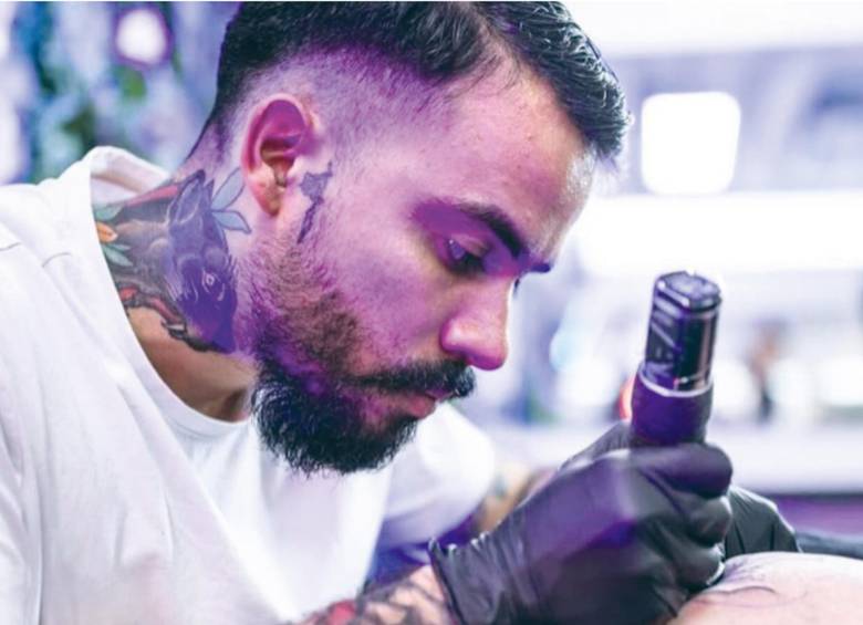 Baena ha desarrollado un estilo propio que mezcla el estilo neotradicional, el realismo y el surrealismo. Sus tatuajes los hace en el estudio Black Dagger, en la avenida Las Palmas. FOTO CORTESÍA