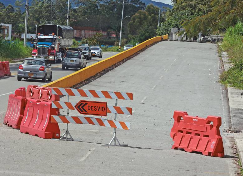 El puente ubicado en la vía entre El Tablazo y el aeropuerto José María Córdova lleva ya casi tres años y medio suspendido por un litigio por la propiedad de un predio de 4.827 metros cuadrados. FOTO Manuel Saldarriaga