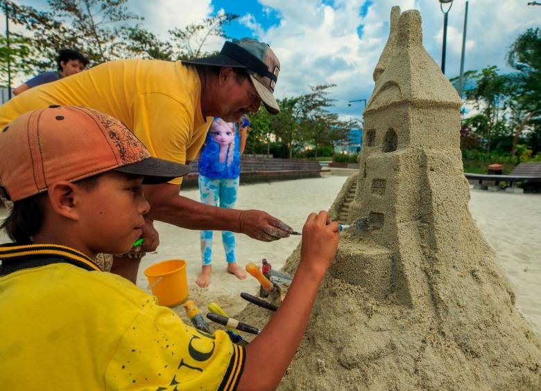 Artista que viaja por el mundo construyendo castillos de arena aterrizó en Parques del Río y pide que no lo saquen