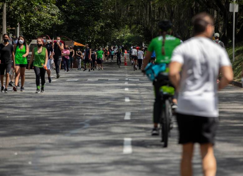 La OMS recomienda a los adultos al menos 150 minutos de actividad física moderada por semana (caminar, nadar, andar en bicicleta...) o 75 minutos de actividad intensa (correr, deportes colectivos, etc.). Foto Camilo Suárez.