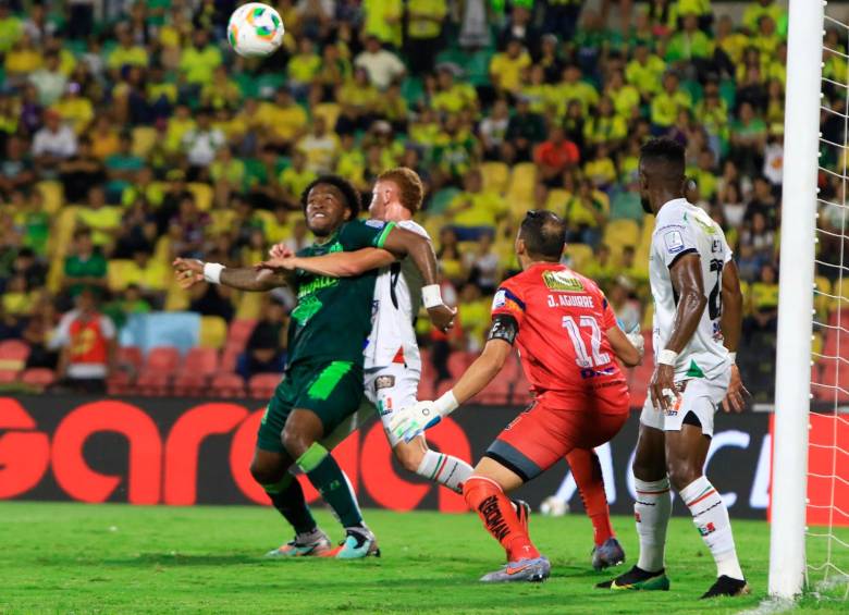En un partido sin goles, Bucaramanga logró escalar en la tabla de posiciones. Foto: Colprensa