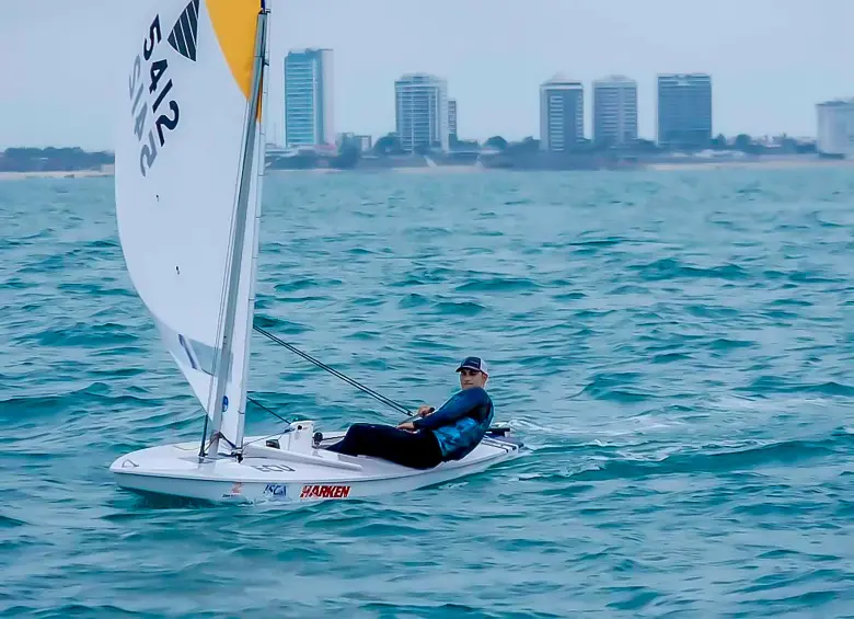 Simón Gómez es el primer colombiano en salir Campeón Mundial de Sunfish. Foto: tomada de redes @ortizsimongomez.